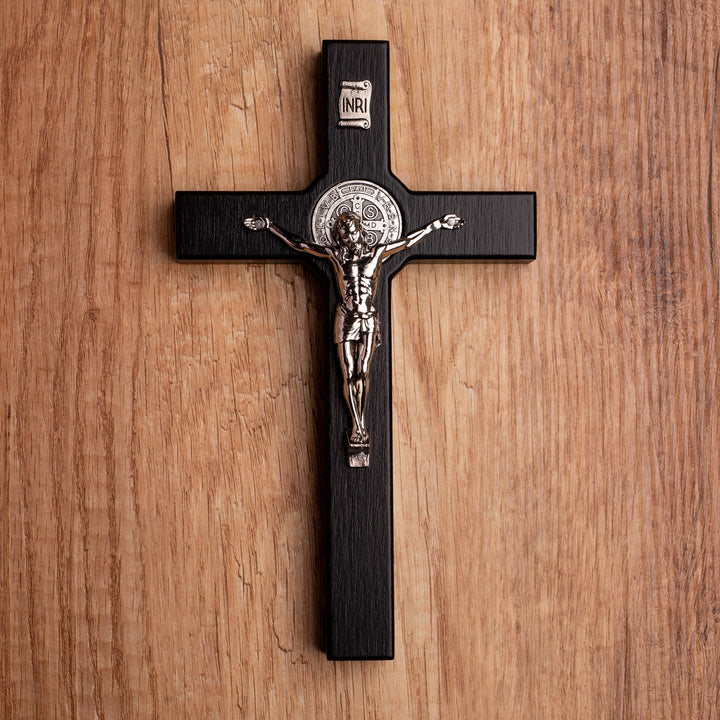 Houten Sint Benedictus kruis hangend met pasque zwart 22x12x1.8cm