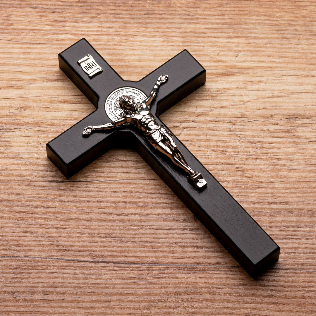 Houten Sint Benedictus kruis hangend met pasque zwart 22x12x1.8cm