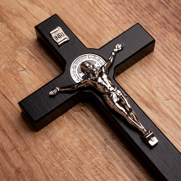 Houten Sint Benedictus kruis hangend met pasque zwart 22x12x1.8cm