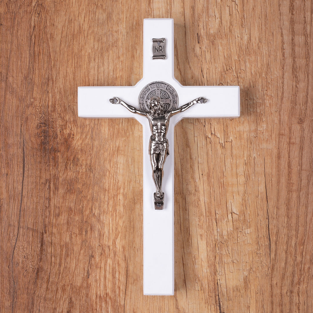 Houten kruis van Sint Benedictus hangend met pasque wit 22x12x1.8cm