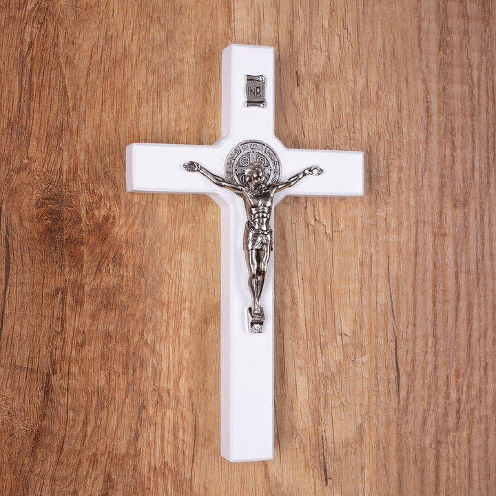 Houten kruis van Sint Benedictus hangend met pasque wit 22x12x1.8cm