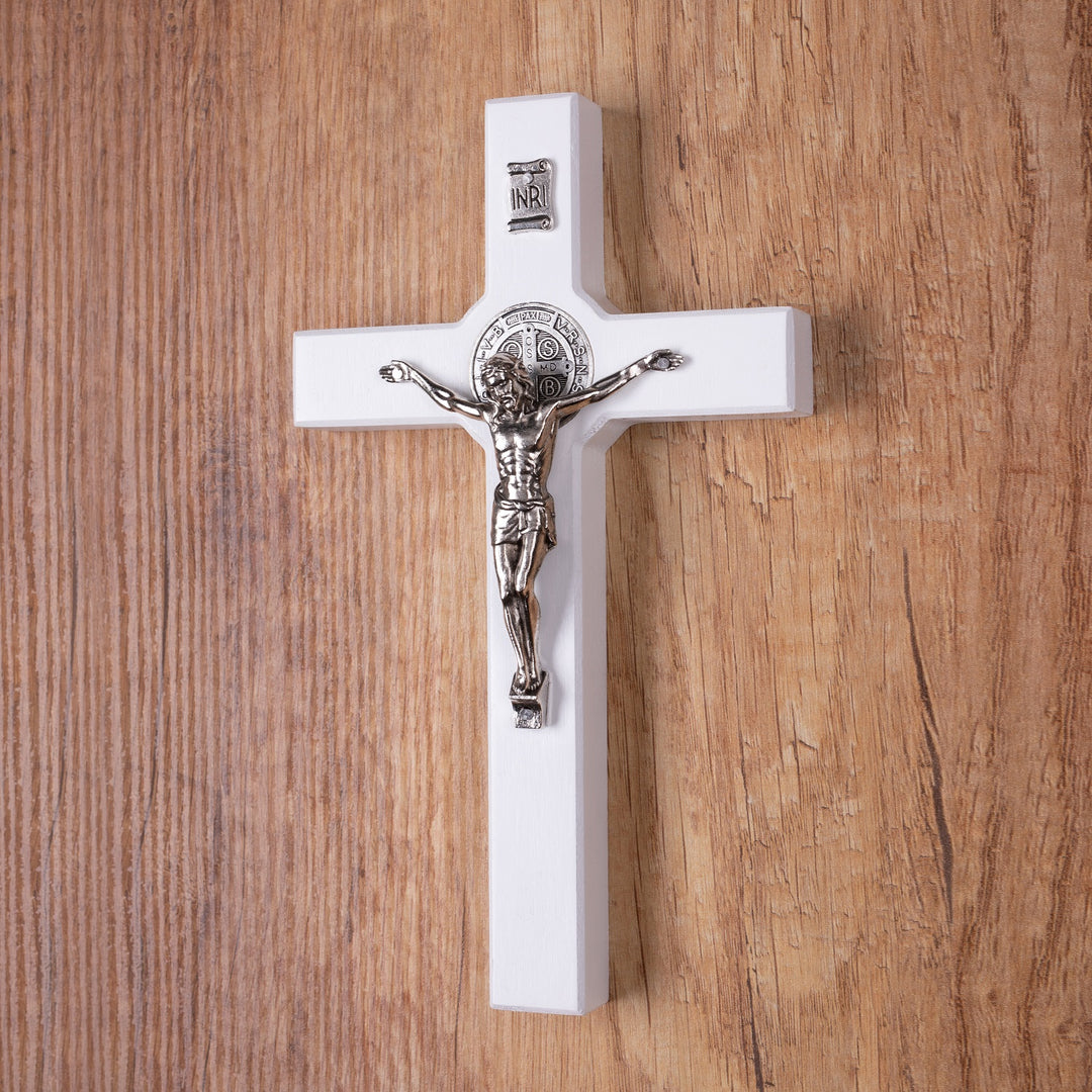 Houten kruis van Sint Benedictus hangend met pasque wit 22x12x1.8cm