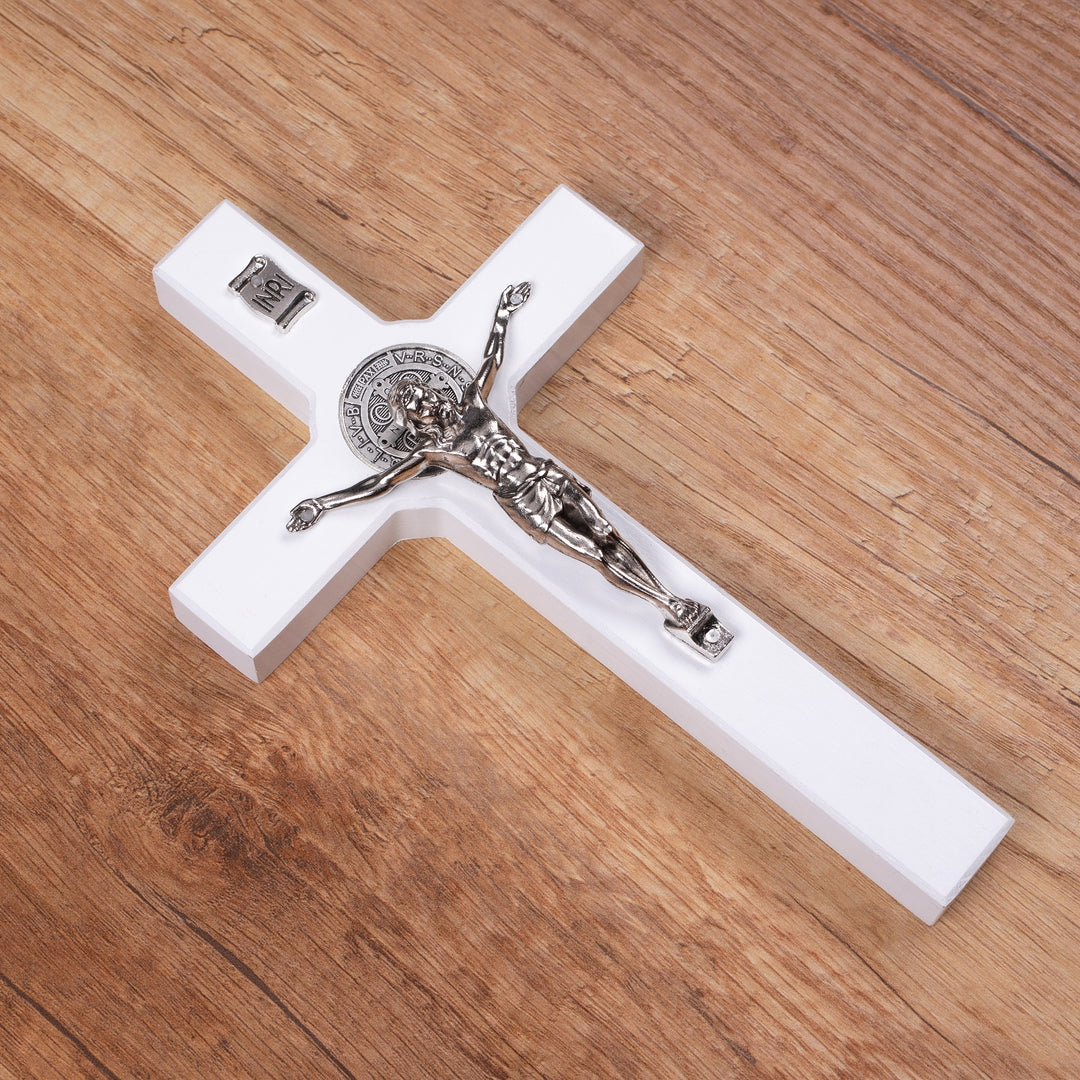 Houten kruis van Sint Benedictus hangend met pasque wit 22x12x1.8cm