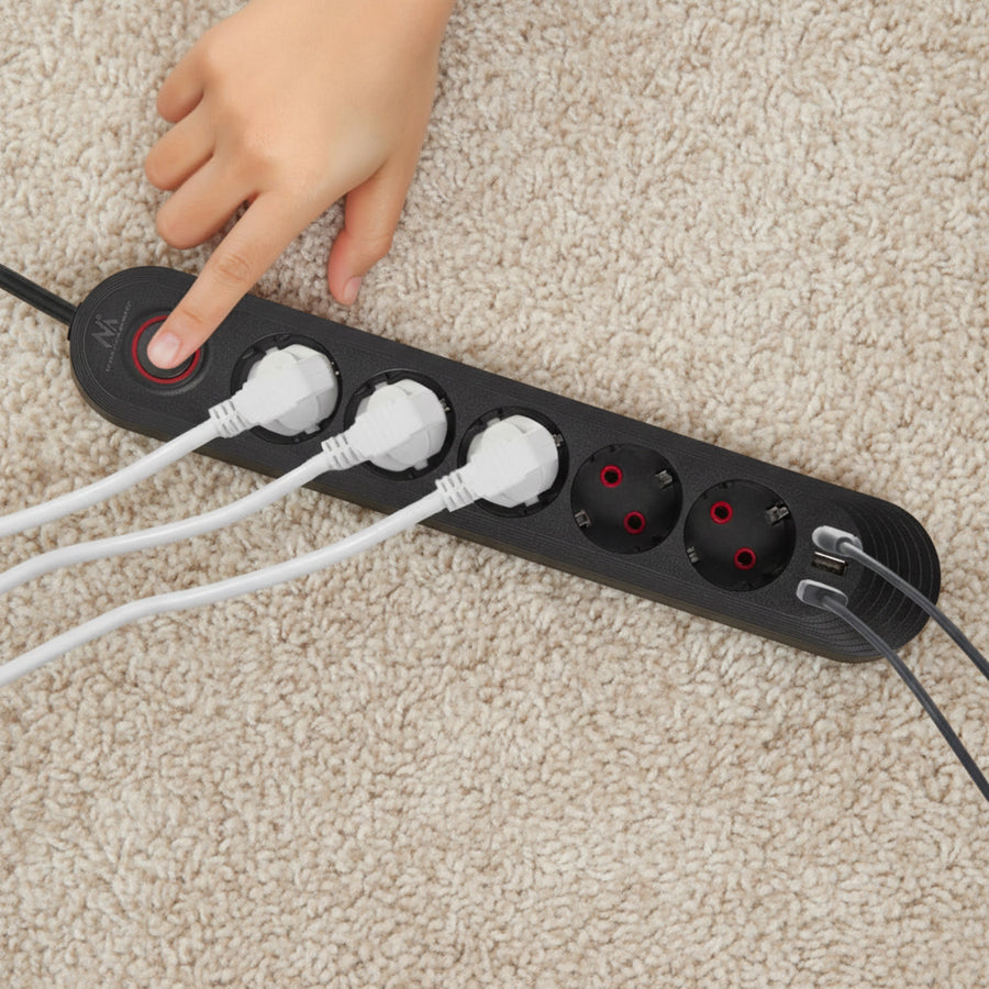 Maclean stekkerdoos, 5-polige verlengkabel + 3xUSB, 110-240V AC 50/60Hz, 2,1A max 2500W, 1,5m, zwart, MCE395 B