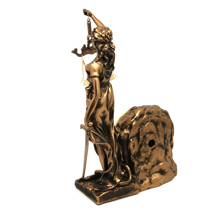 Beeldje van Temida Godin van de Gerechtigheid, klok, Koningin Isabel