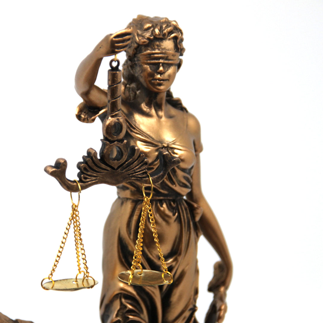 Beeldje van Temida Godin van de Gerechtigheid, klok, Koningin Isabel