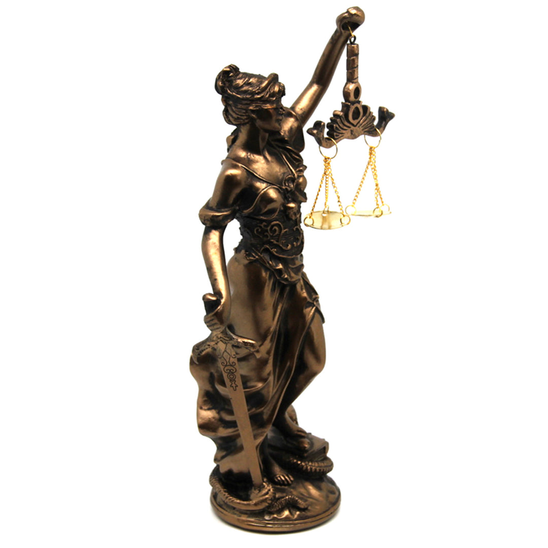 Beeldje van Temida met weegschaal en zwaard, bronzen juridische sculptuur, koningin Isabel