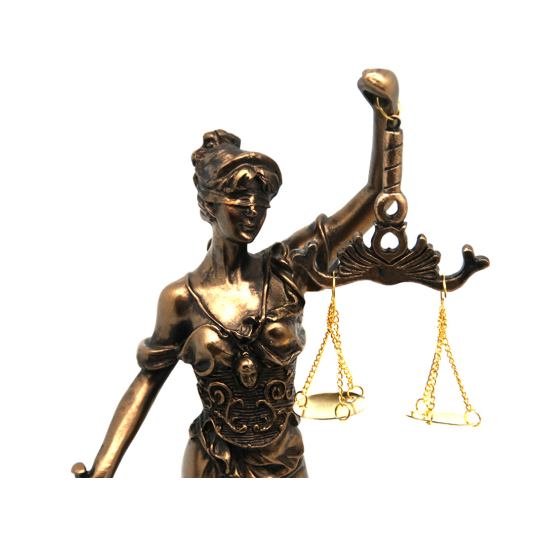 Beeldje van Temida met weegschaal en zwaard, bronzen juridische sculptuur, koningin Isabel