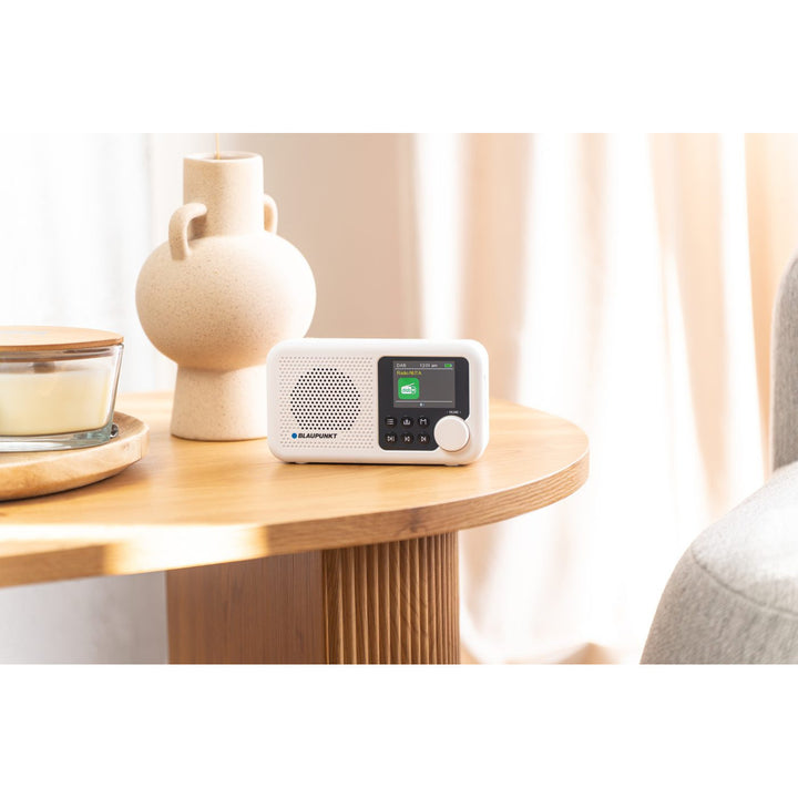 Draagbare radio van Blaupunkt, DAB+ digitale radio en FM-tuner, Bluetooth, hoofdtelefoonuitgang, 2,4 inch kleurenscherm, klok en alarmfunctie, werkt op batterij en is oplaadbaar via USB-C, DR8WH