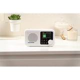 Draagbare radio van Blaupunkt, DAB+ digitale radio en FM-tuner, Bluetooth, hoofdtelefoonuitgang, 2,4 inch kleurenscherm, klok en alarmfunctie, werkt op batterij en is oplaadbaar via USB-C, DR8WH