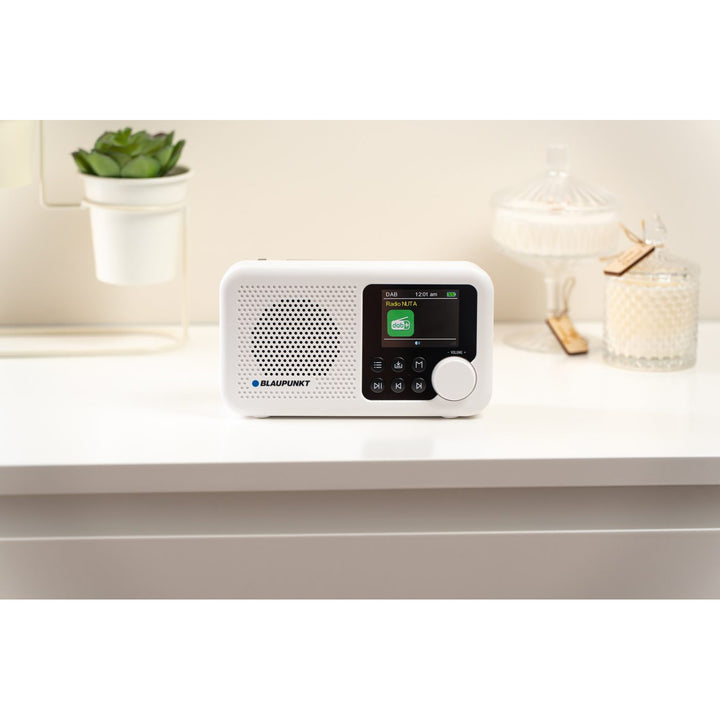 Draagbare radio van Blaupunkt, DAB+ digitale radio en FM-tuner, Bluetooth, hoofdtelefoonuitgang, 2,4 inch kleurenscherm, klok en alarmfunctie, werkt op batterij en is oplaadbaar via USB-C, DR8WH