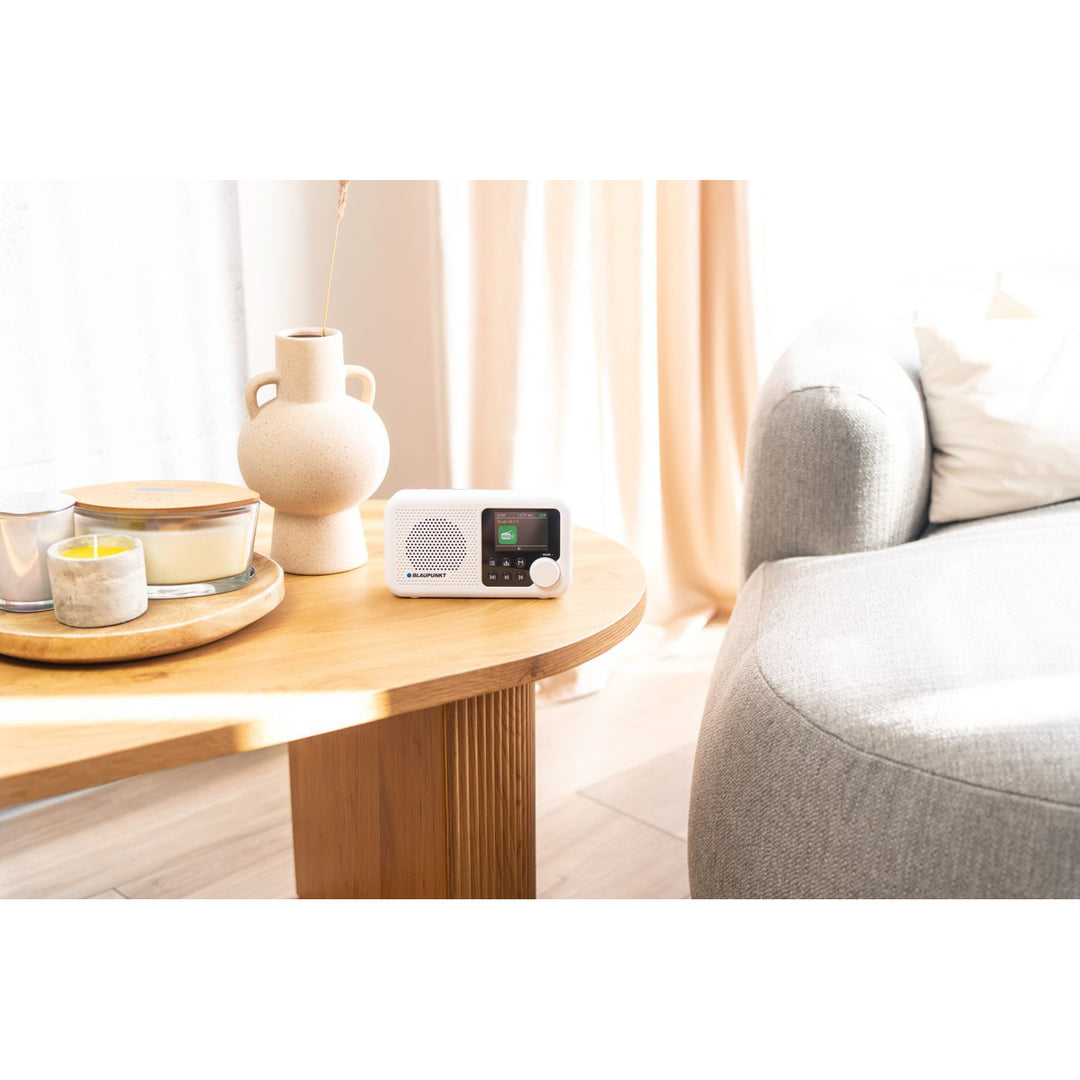 Draagbare radio van Blaupunkt, DAB+ digitale radio en FM-tuner, Bluetooth, hoofdtelefoonuitgang, 2,4 inch kleurenscherm, klok en alarmfunctie, werkt op batterij en is oplaadbaar via USB-C, DR8WH