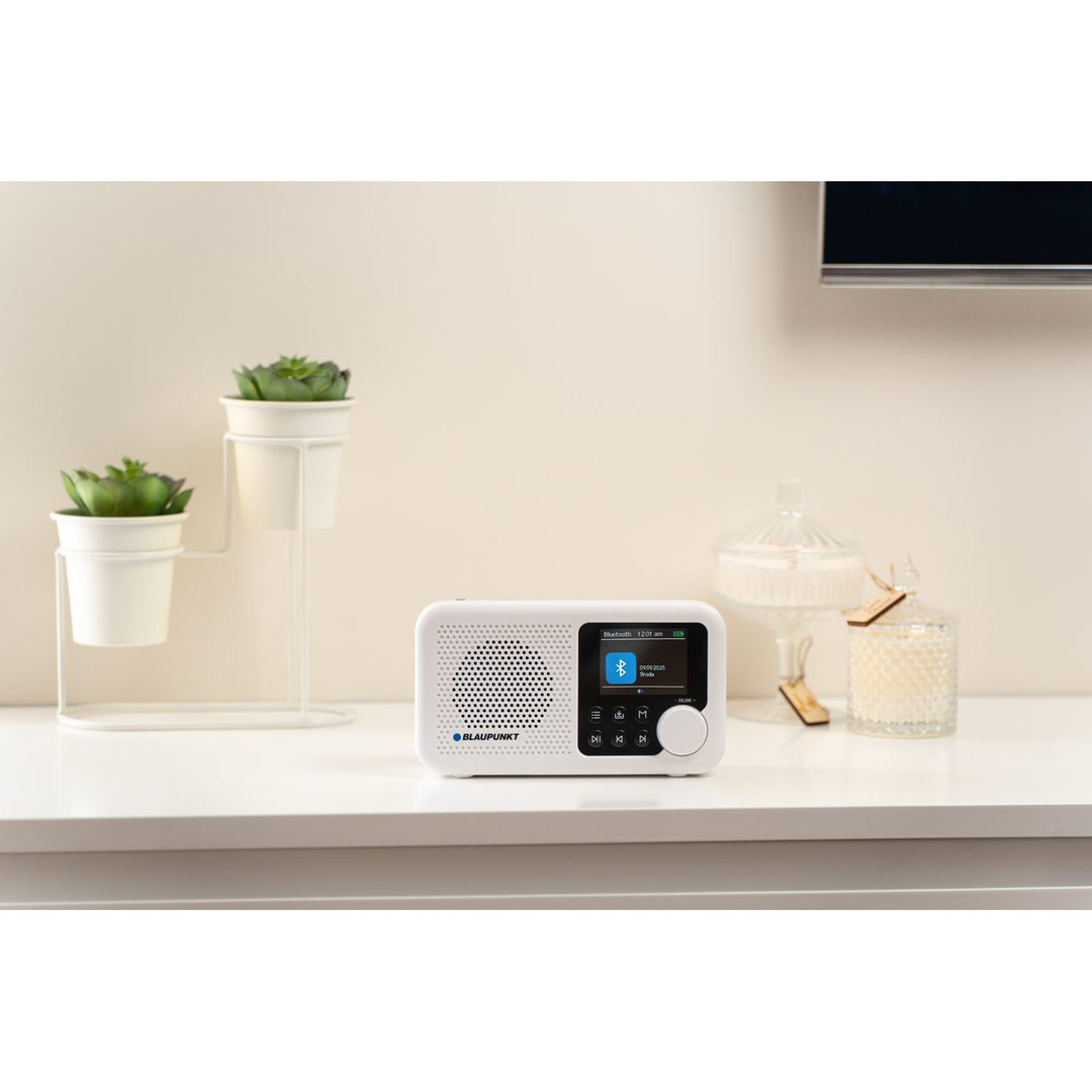 Draagbare radio van Blaupunkt, DAB+ digitale radio en FM-tuner, Bluetooth, hoofdtelefoonuitgang, 2,4 inch kleurenscherm, klok en alarmfunctie, werkt op batterij en is oplaadbaar via USB-C, DR8WH