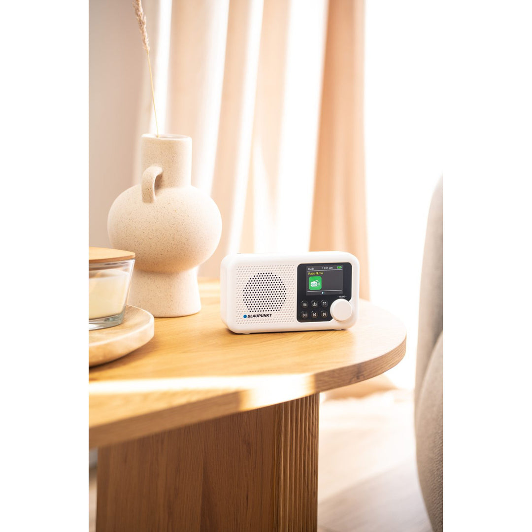 Draagbare radio van Blaupunkt, DAB+ digitale radio en FM-tuner, Bluetooth, hoofdtelefoonuitgang, 2,4 inch kleurenscherm, klok en alarmfunctie, werkt op batterij en is oplaadbaar via USB-C, DR8WH