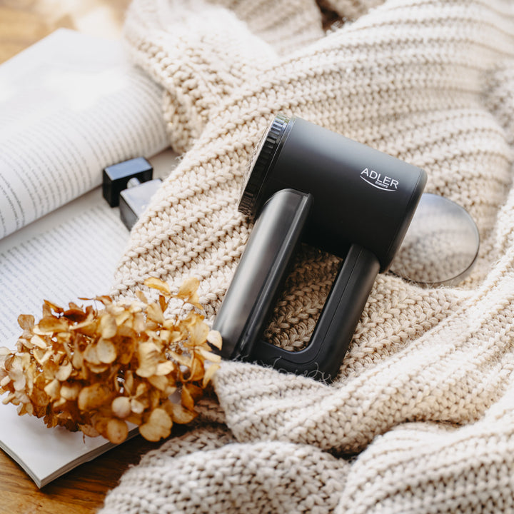 Adler - Kledingontpluizer - Kleding scheerapparaat - LCD-display - 3 snelheden - Zwart - AD 9617