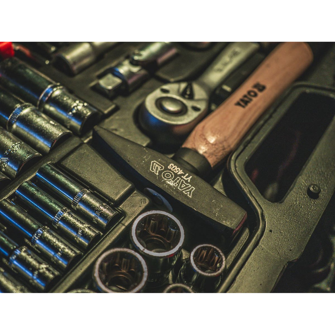 Professionele gereedschapsset van Yato, 122-delig (dopsleutels, doppen, schroevendraaiers, hamer), schroevendraaiers met magnetische en geharde punten, YT-38901