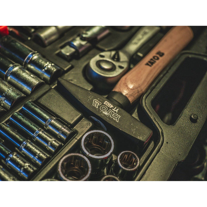 Professionele gereedschapsset van Yato, 122-delig (dopsleutels, doppen, schroevendraaiers, hamer), schroevendraaiers met magnetische en geharde punten, YT-38901