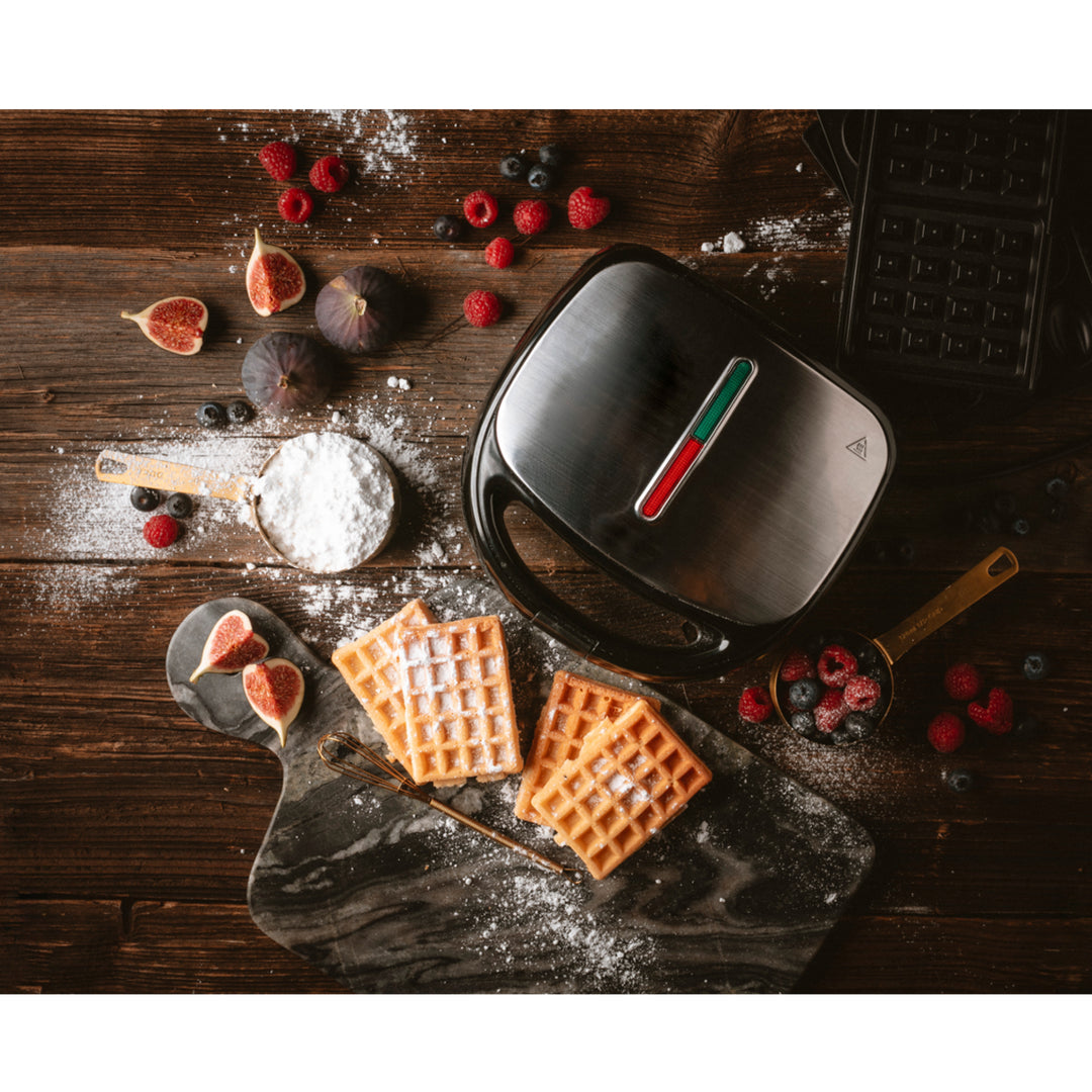 Multi grill | Grill / Sandwich / Waffle | 900 W | 28 x 15 cm - Deze veelzijdige Nedis® multi-grill wordt geleverd met drie verwisselbare grillplaten voor het bereiden van tosti's Multi grill | Grill / Sandwich / Waffle | 900 W | 28 x 15 cm - Deze veelzijdige Nedis® multi-grill wordt geleverd met drie verwisselbare grillplaten voor het bereiden van tosti's