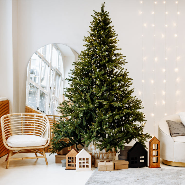 Novatom Premium PVC-kerstboom 220 cm Diamond Pine-kerstboom Inclusief metalen standaard Natuurlijke kegels Sneeuweffect