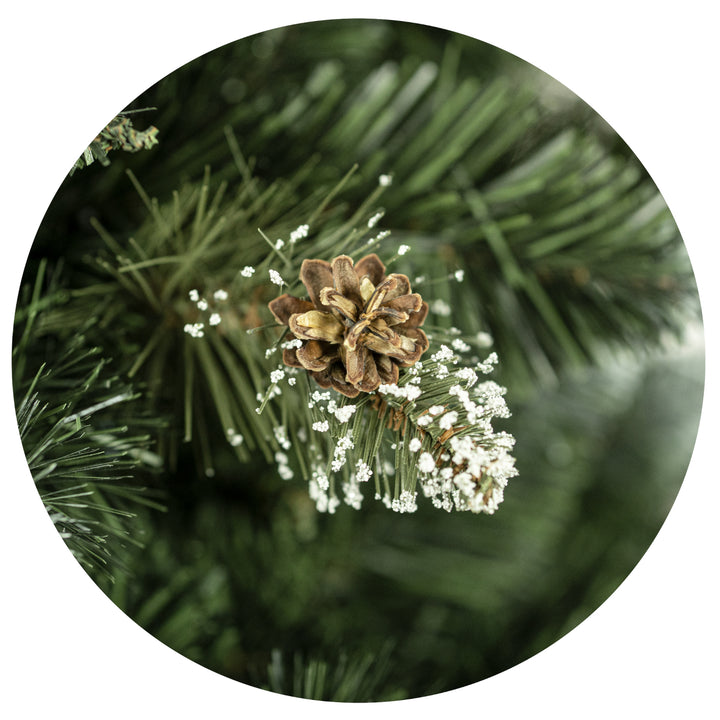 Novatom Premium PVC kerstboom 180 cm diamant grenen kerstboom incl. metalen standaard natuurlijke kegels sneeuweffect