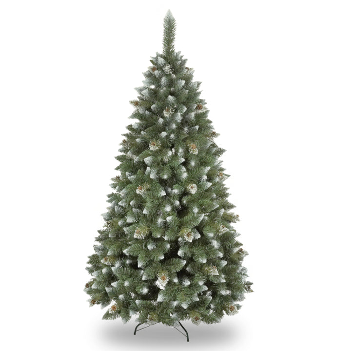 Novatom Premium PVC kerstboom 180 cm diamant grenen kerstboom incl. metalen standaard natuurlijke kegels sneeuweffect